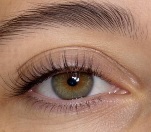 Gros plan sur les cils et le regard — réalisation Orlane Institut